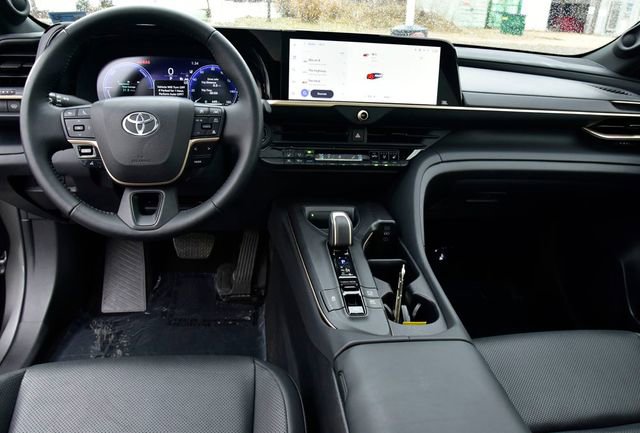 Used 2023 Toyota Crown Limited image 18