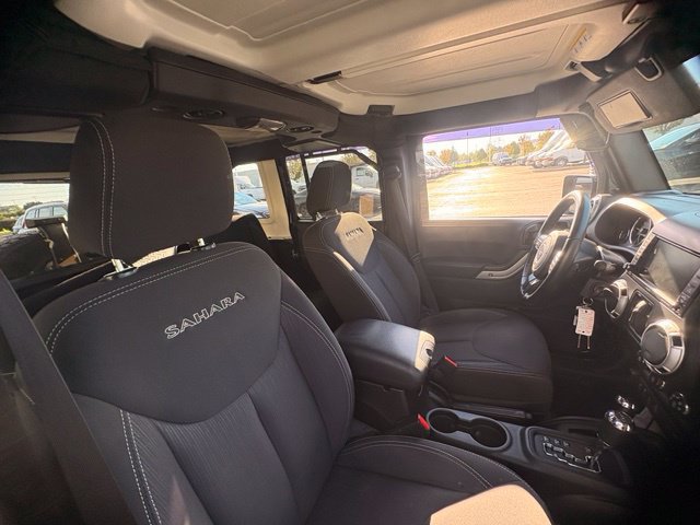Used 2017 Jeep Wrangler Unlimited Sahara w/ Dual Top Group AWD/4WD image 16