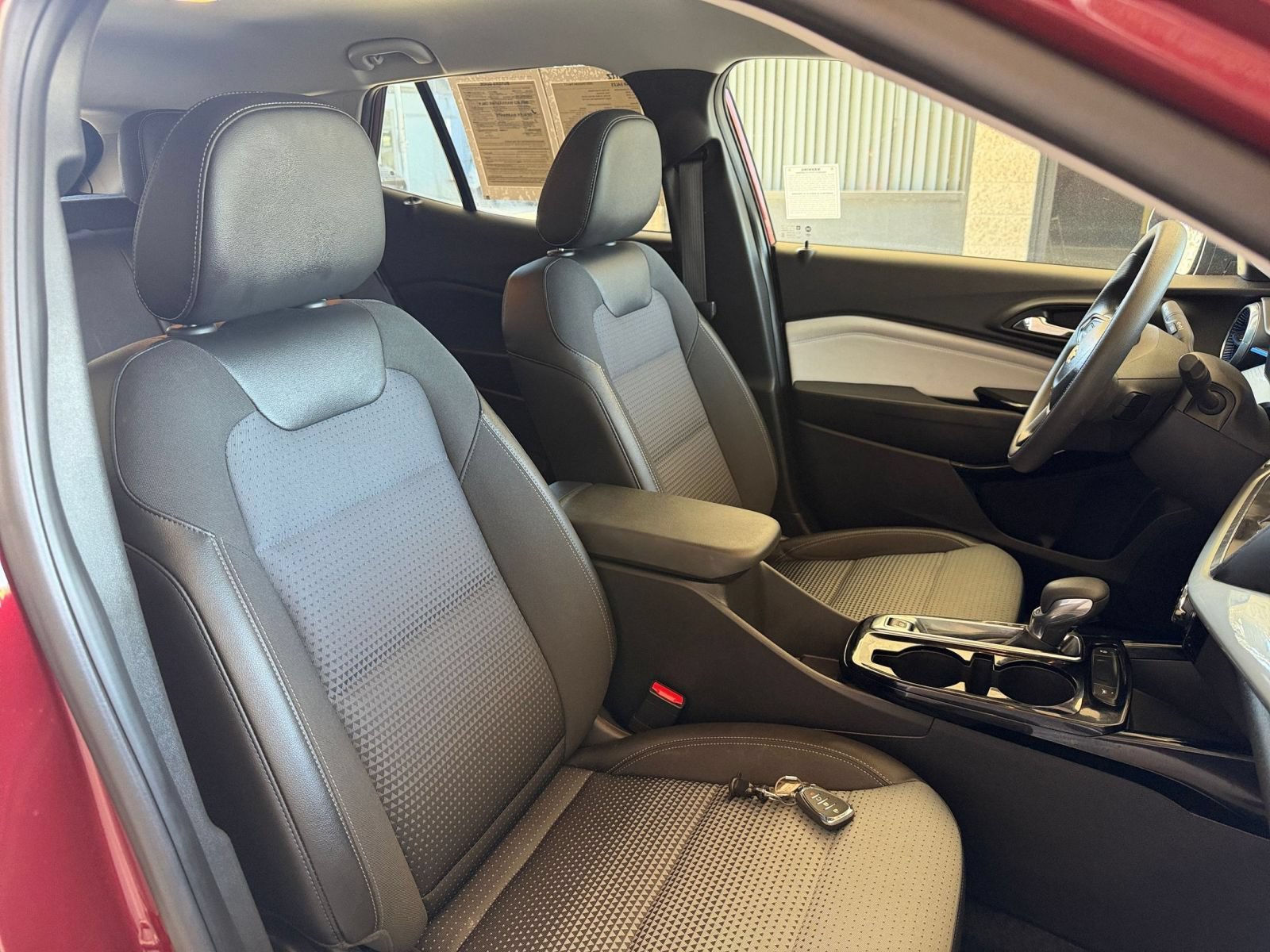 Used 2025 Chevrolet Trax LT FWD image 35