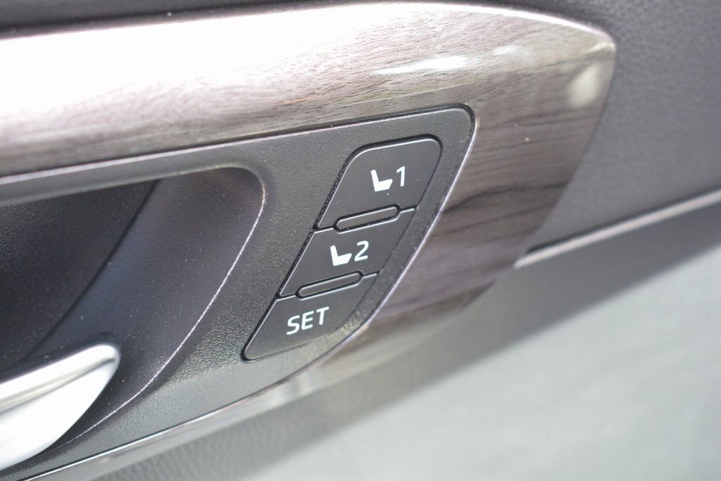 Used 2023 Toyota Highlander Limited image 8