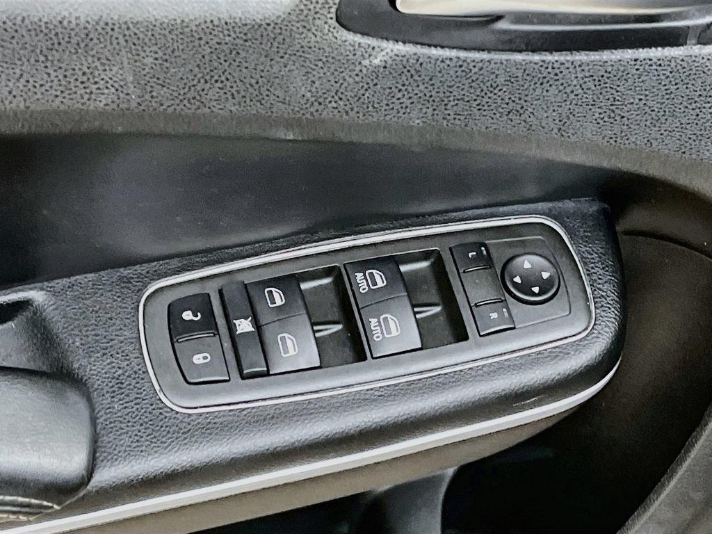 Used 2022 Chrysler 300 Touring w/ Sport Appearance Package RWD image 17