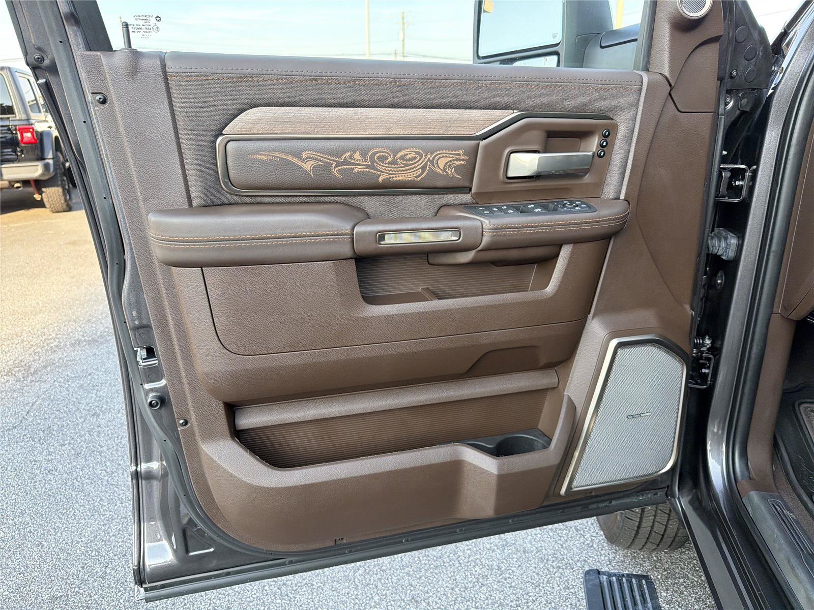 Used 2025 RAM 3500 Longhorn AWD/4WD image 9