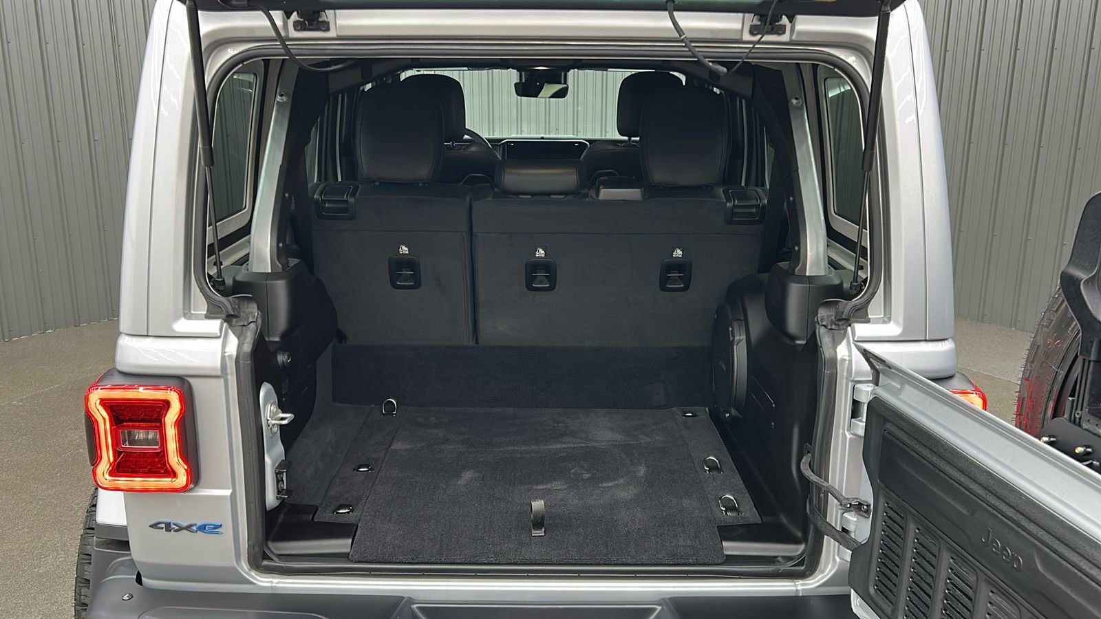 Used 2024 Jeep Wrangler Unlimited Rubicon 4xe image 17