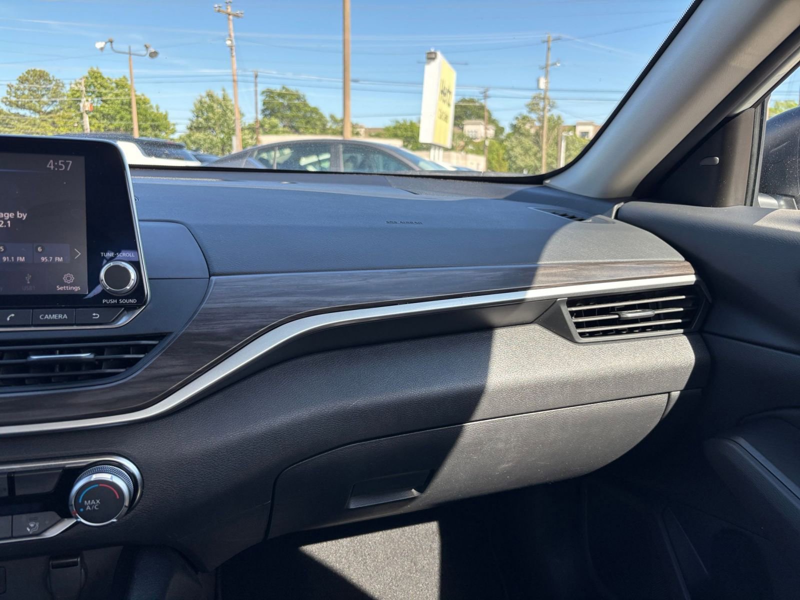 Used 2025 Nissan Altima 2.5 SV FWD image 35