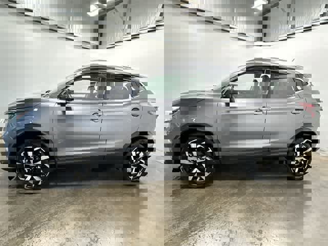 Used 2022 Nissan Rogue Sport SL w/ Premium Package image 2