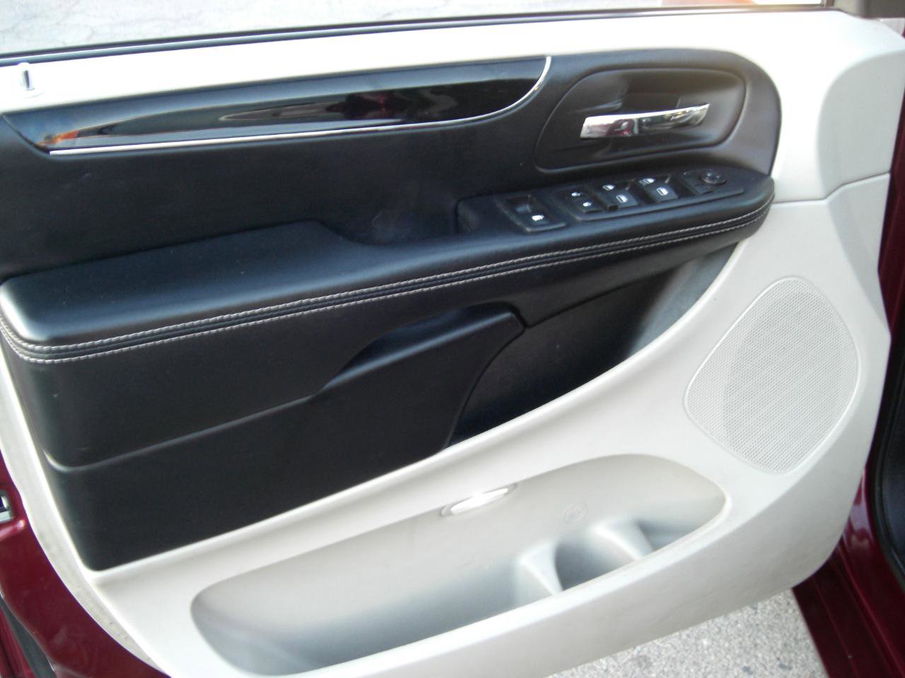Used 2017 Dodge Grand Caravan SXT FWD image 16
