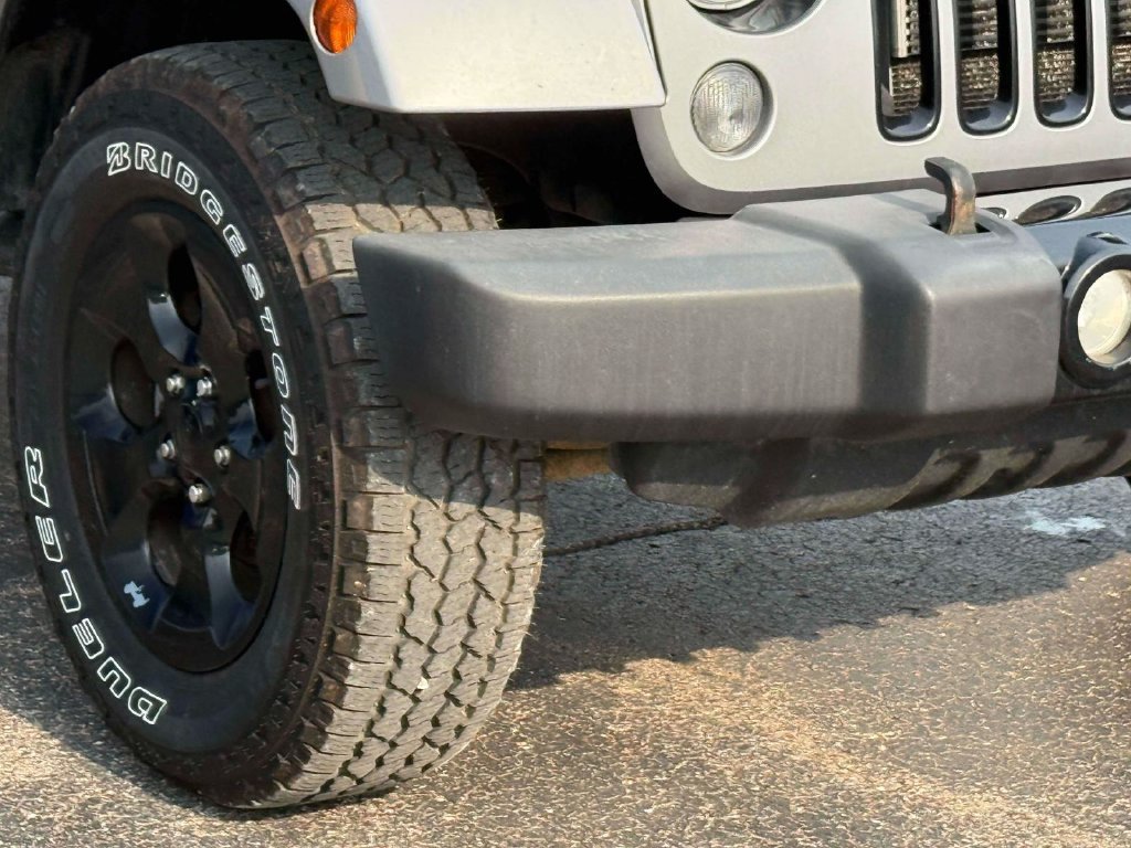 Used 2015 Jeep Wrangler Unlimited Sahara w/ Dual Top Group AWD/4WD image 5
