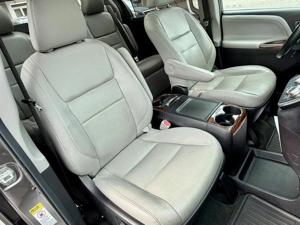 Used 2015 Toyota Sienna Limited Premium FWD image 20