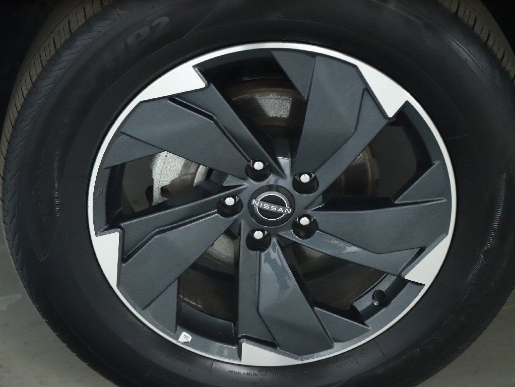 Certified 2025 Nissan Rogue SV image 37