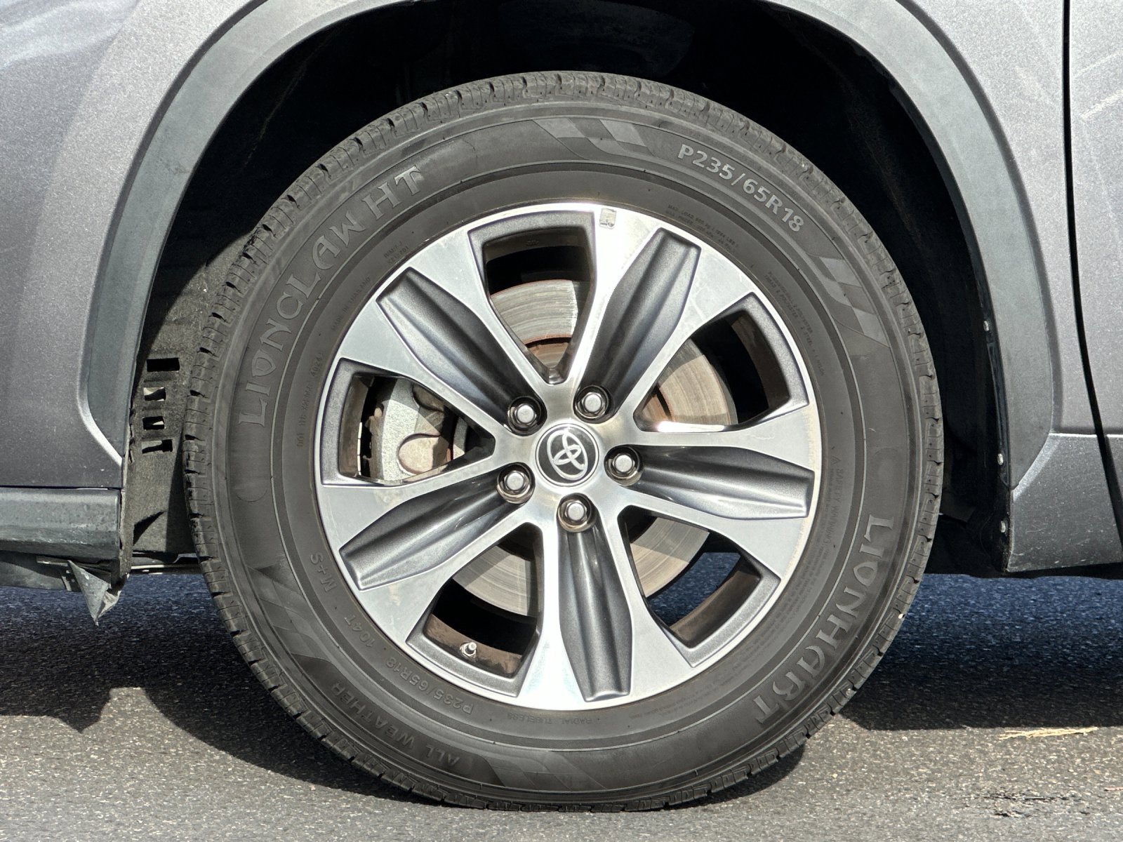 Used 2024 Toyota Highlander XLE image 25