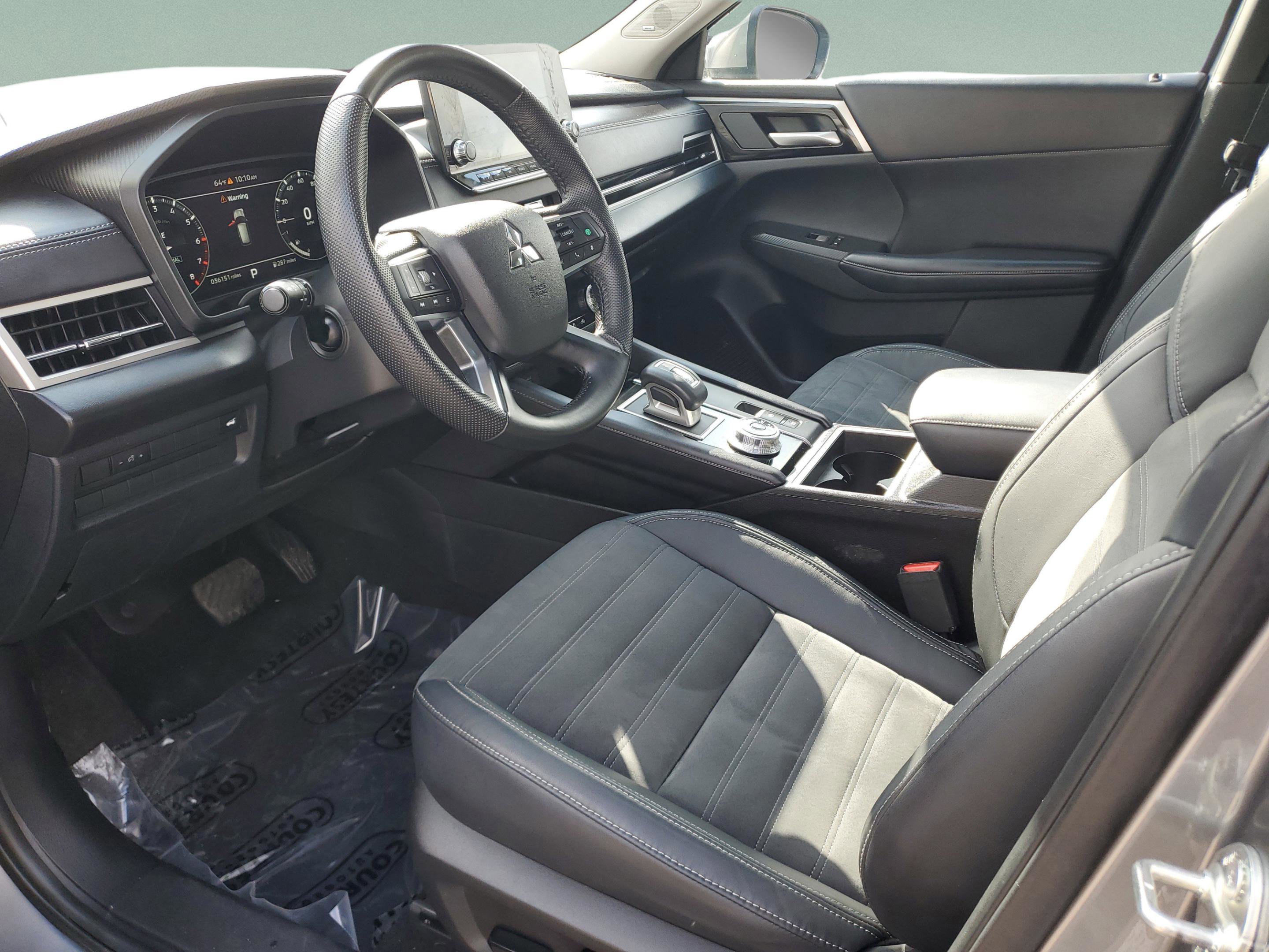 Used 2023 Mitsubishi Outlander SE Black Edition image 16