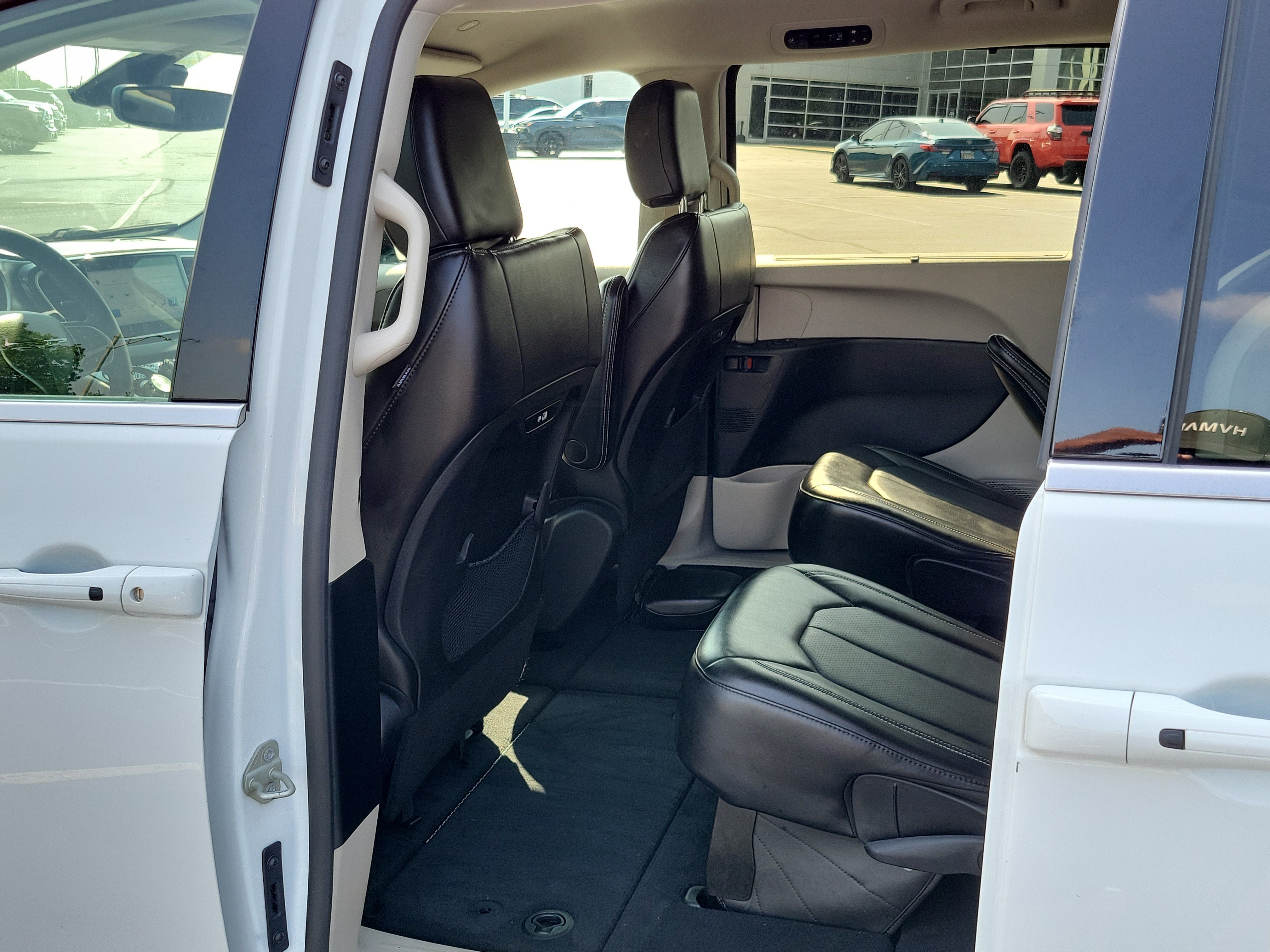 Used 2024 Chrysler Pacifica Touring-L FWD image 12