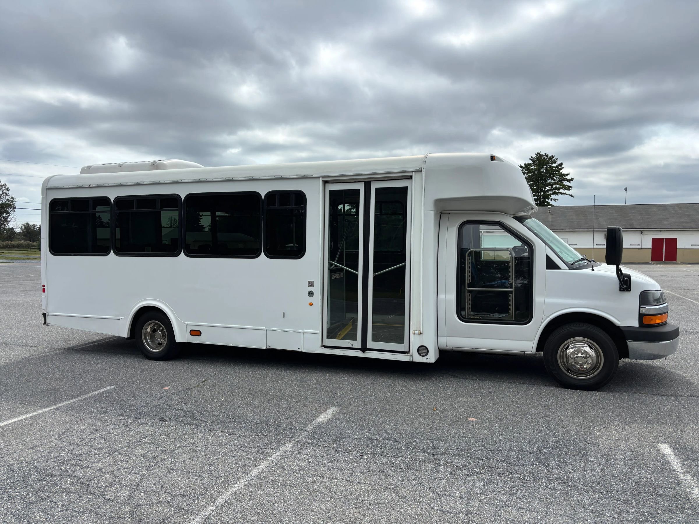 Used 2015 Chevrolet Express 4500 w/ Shuttle Bus Package RWD image 5