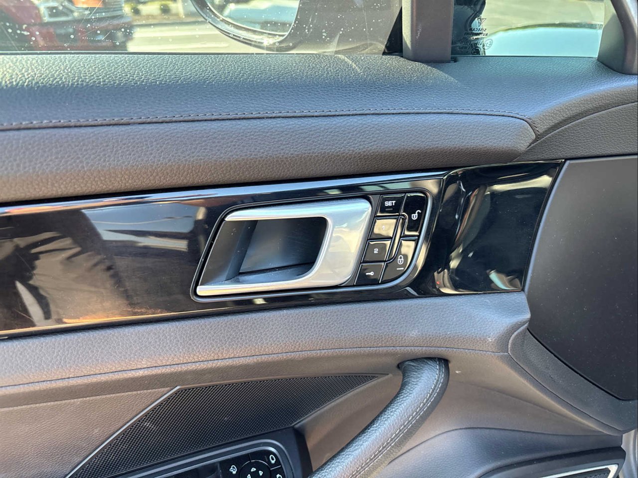 Used 2018 Porsche Panamera 4 image 10