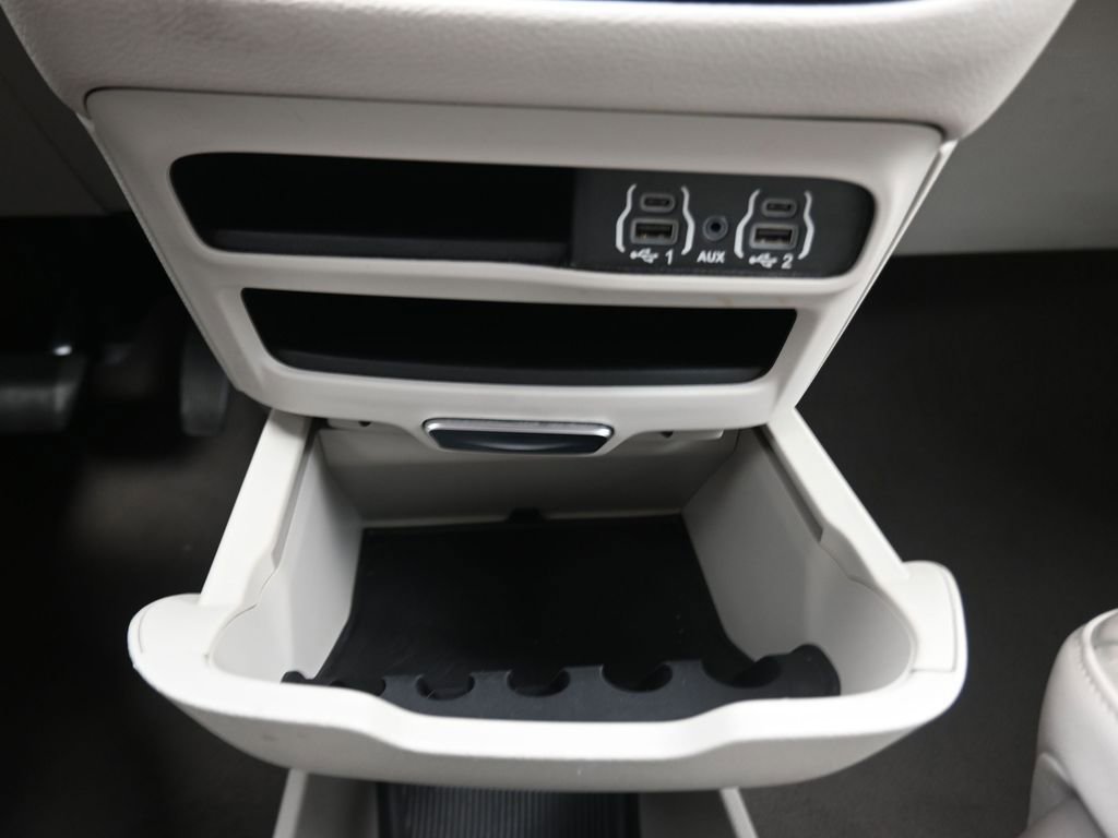 Used 2021 Chrysler Pacifica Touring-L image 8