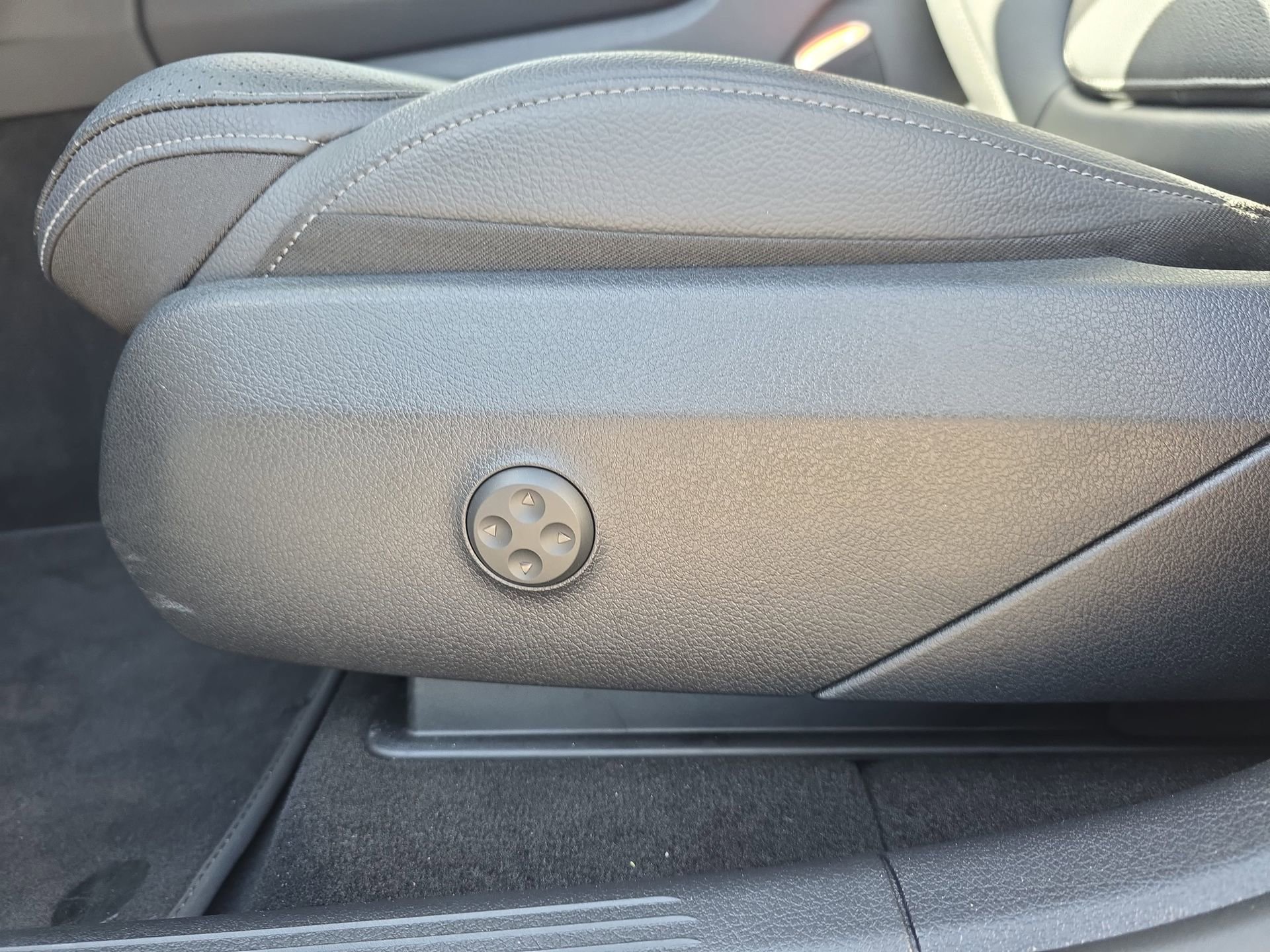 Certified 2025 Mercedes-Benz GLC 300 4MATIC image 28