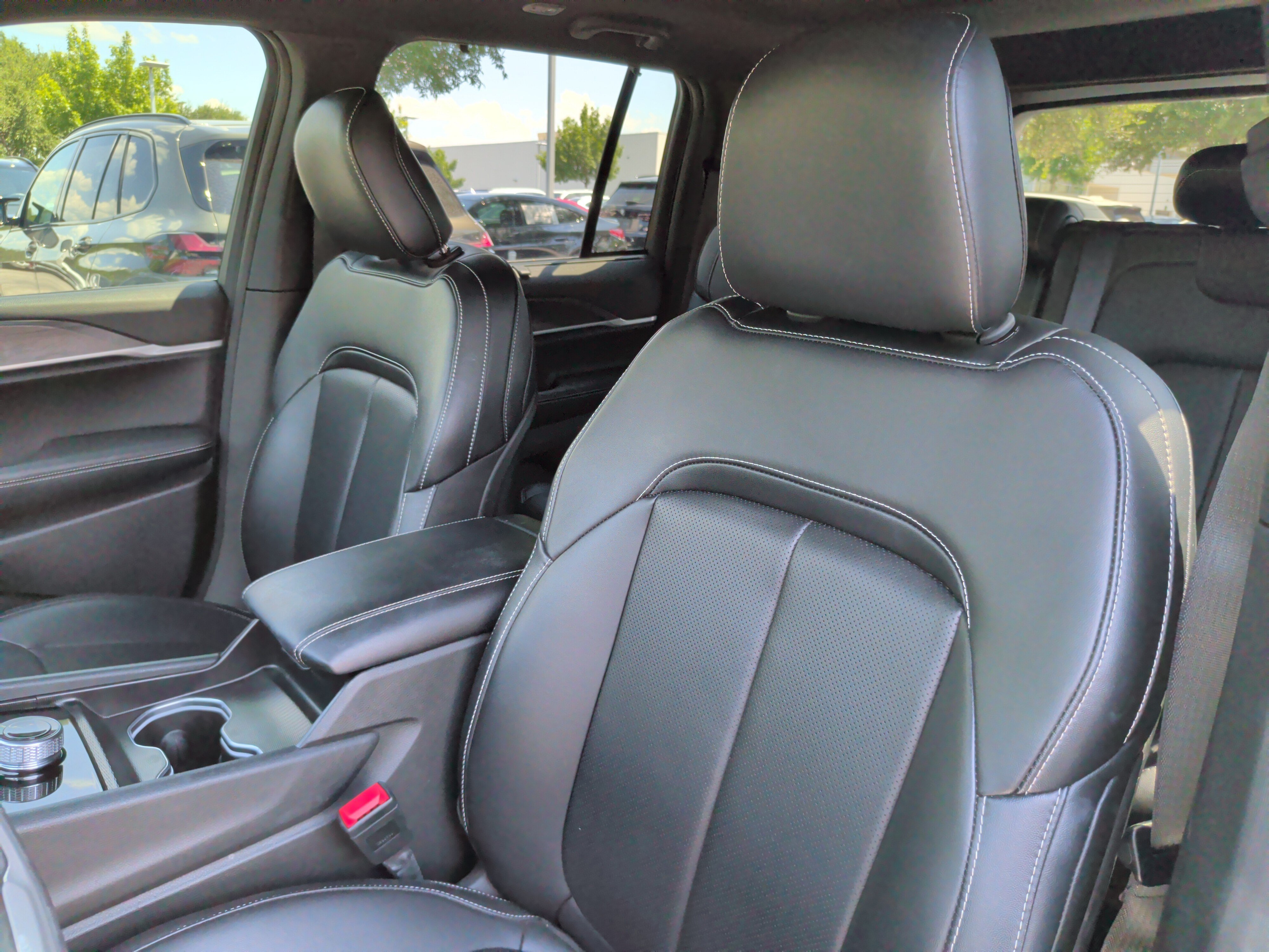 Used 2025 Jeep Grand Cherokee Limited w/ Luxury Tech Group II RWD image 25