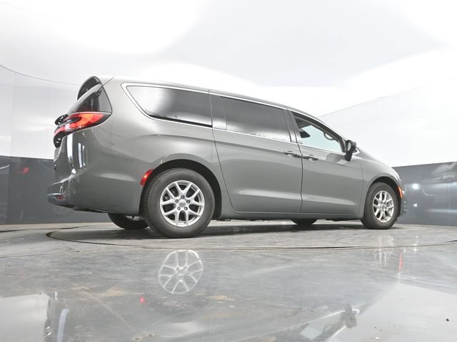 Used 2023 Chrysler Pacifica Touring-L FWD image 45