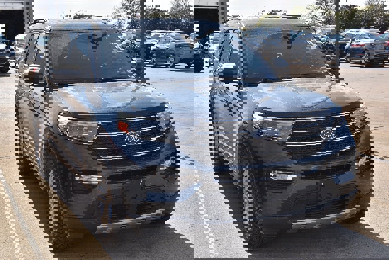 Certified 2022 Ford Explorer XLT w/ Equipment Group 202A image 4