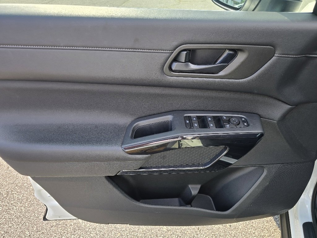 Used 2024 Nissan Pathfinder SV image 8