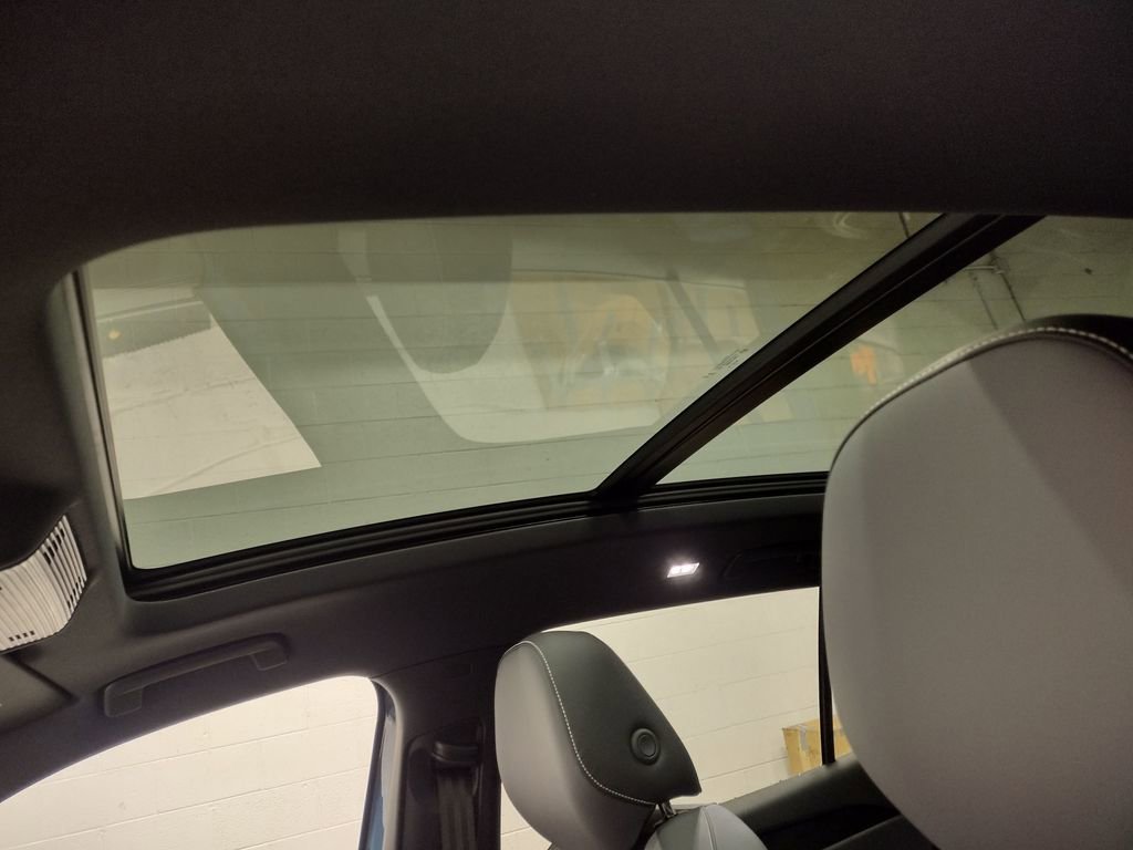 New 2025 Volkswagen Tiguan SE R-Line image 21