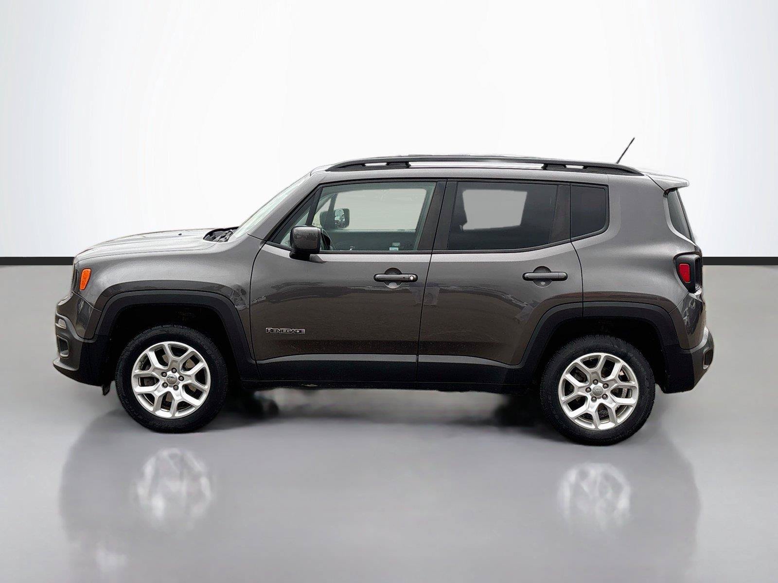 Used 2017 Jeep Renegade Latitude w/ Popular Equipment Group AWD/4WD image 8