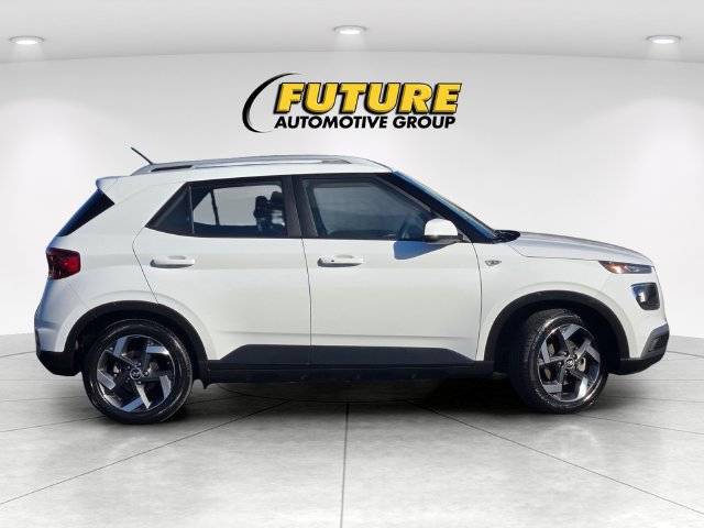 Used 2025 Hyundai Venue SEL FWD image 3