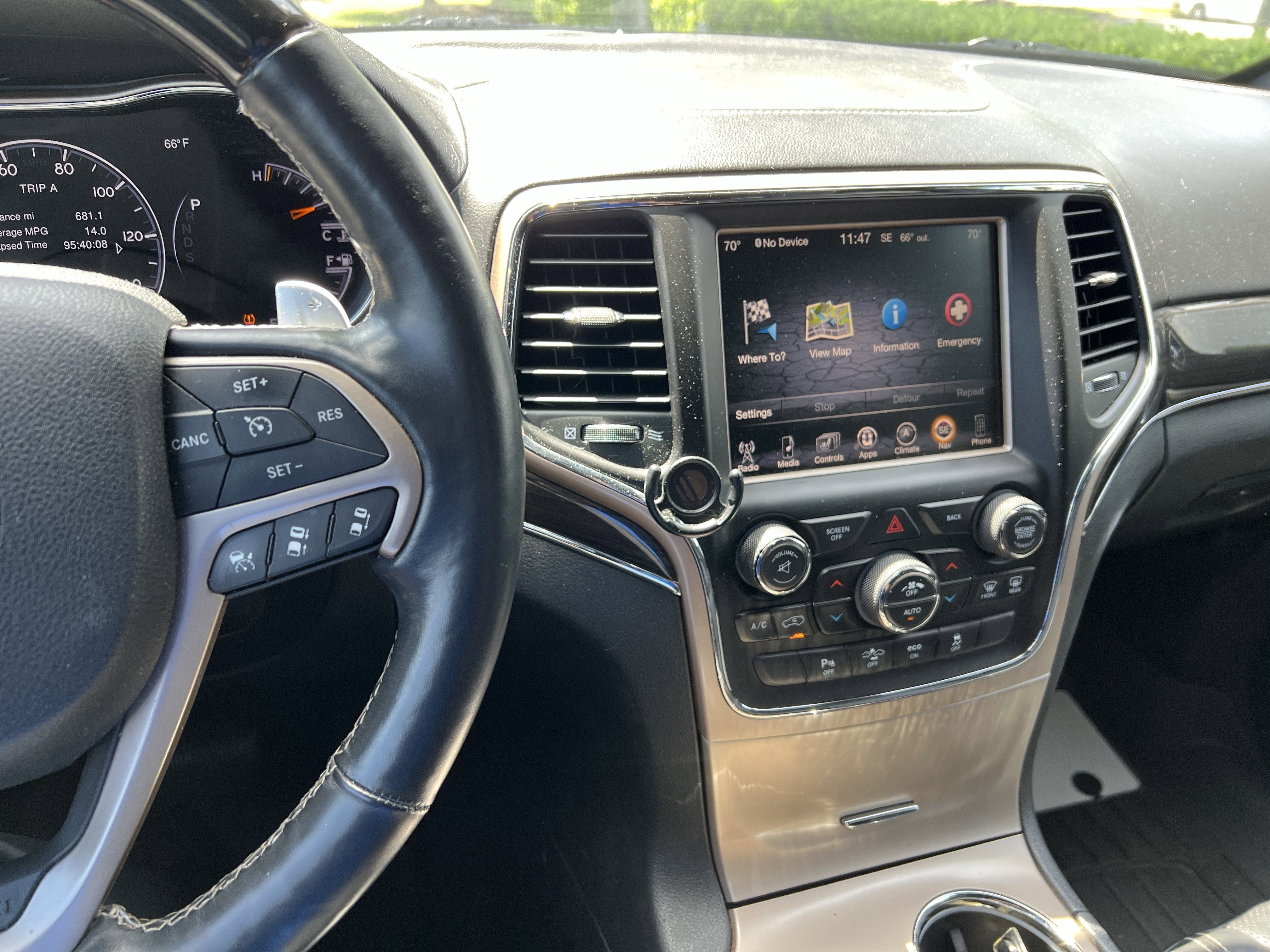 Used 2014 Jeep Grand Cherokee Overland w/ Advanced Technology Group AWD/4WD image 18