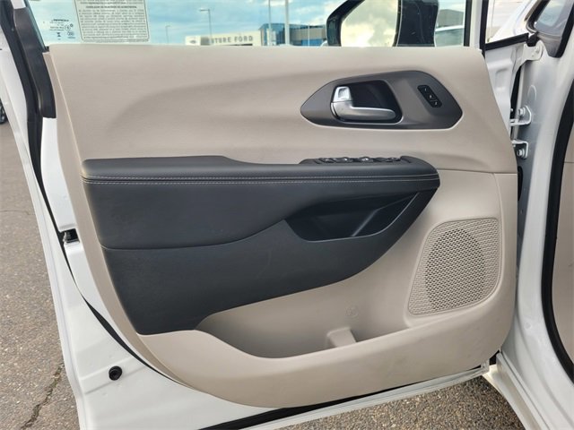 Used 2024 Chrysler Pacifica Touring-L image 18