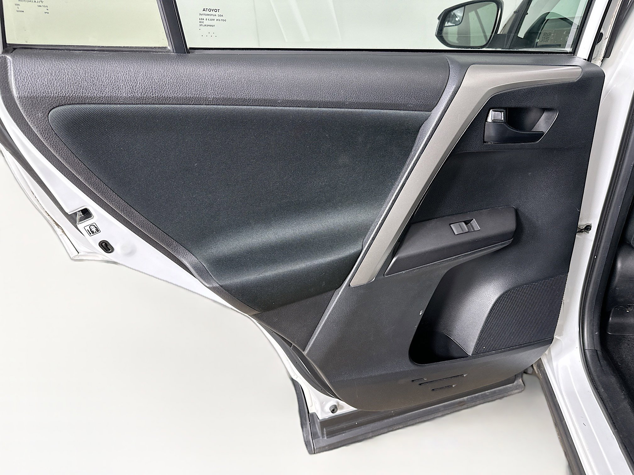 Used 2018 Toyota RAV4 LE FWD image 25