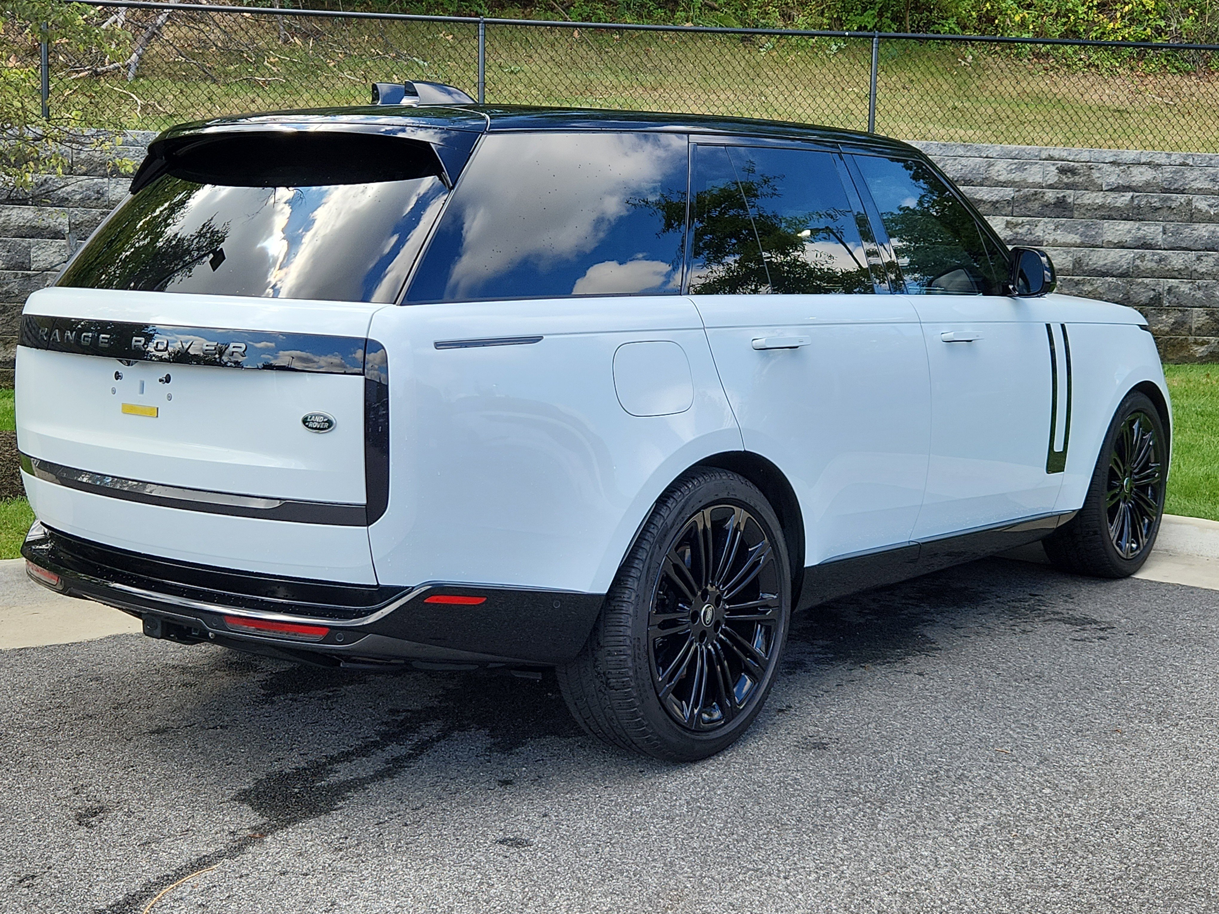 Used 2023 Land Rover Range Rover SE image 2