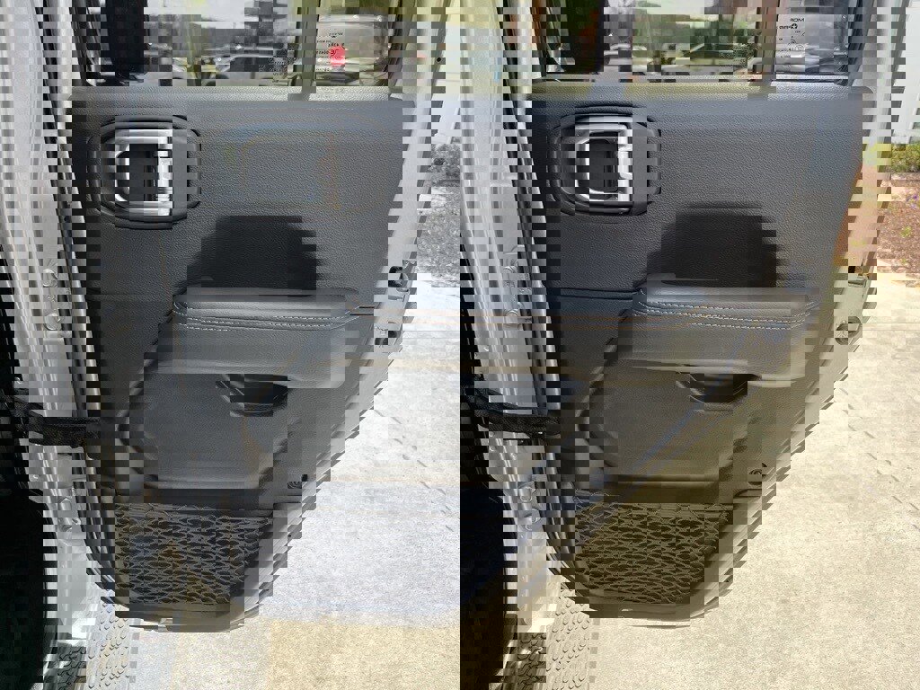 Used 2020 Jeep Wrangler Unlimited Sahara image 23