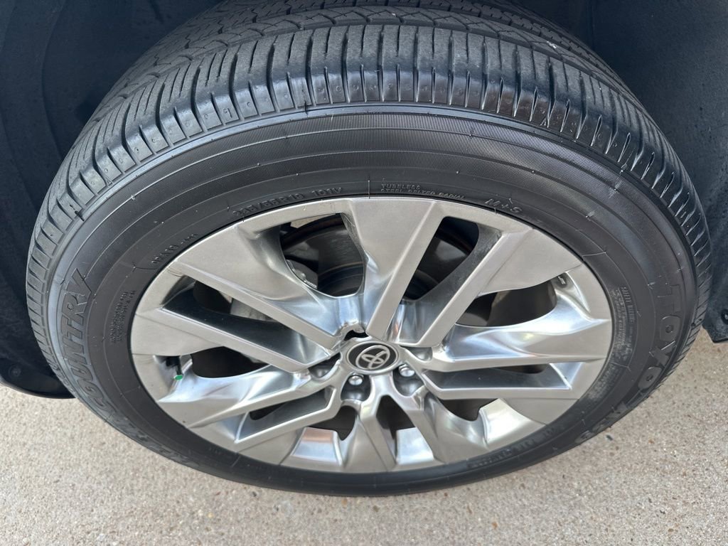 Used 2021 Toyota RAV4 XLE Premium image 23