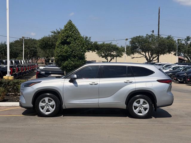 Used 2022 Toyota Highlander LE FWD image 4