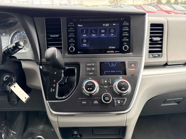 Used 2018 Toyota Sienna LE image 25
