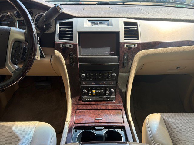Used 2013 Cadillac Escalade ESV Luxury RWD image 18