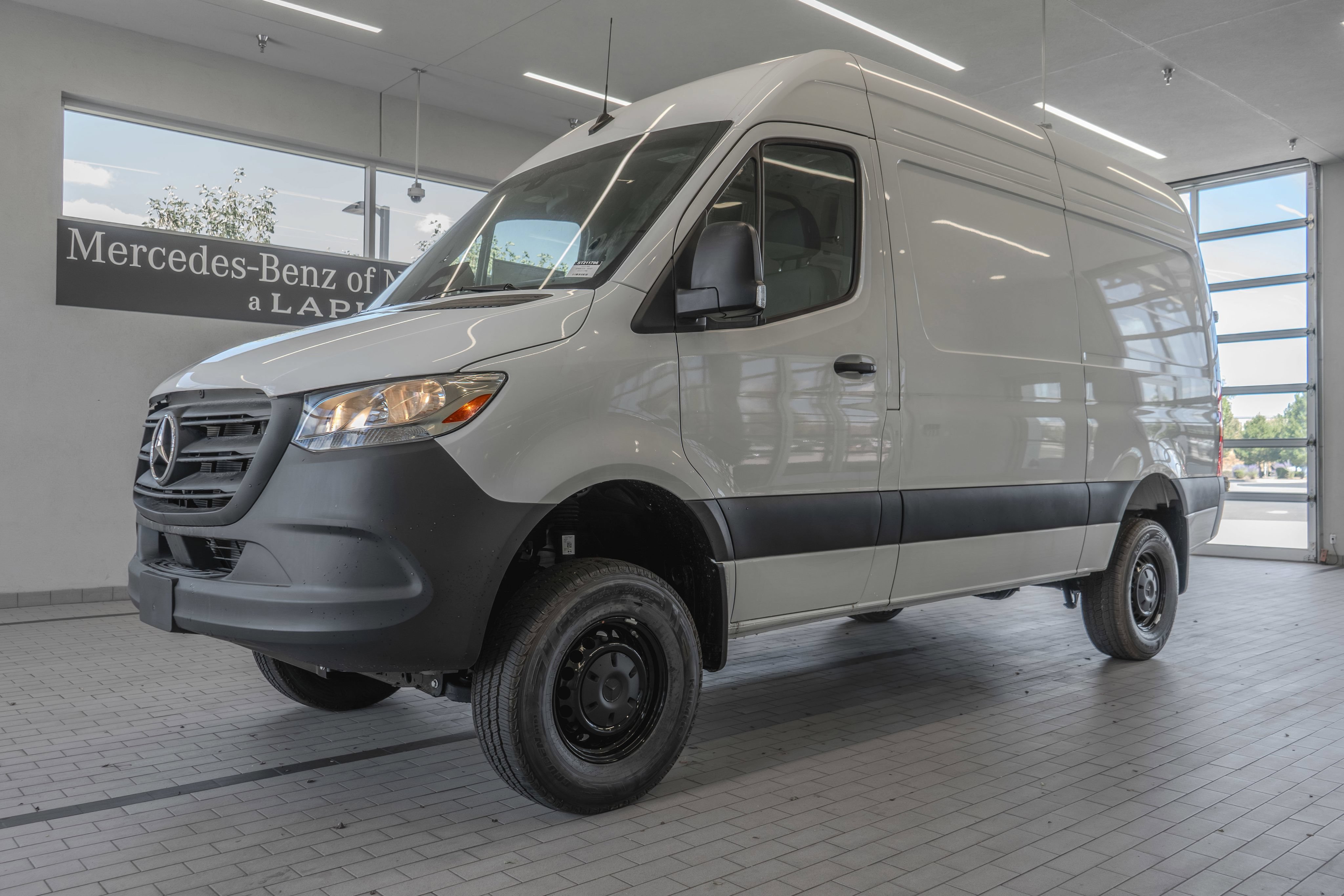 Used 2025 Mercedes-Benz Sprinter 2500 image 3
