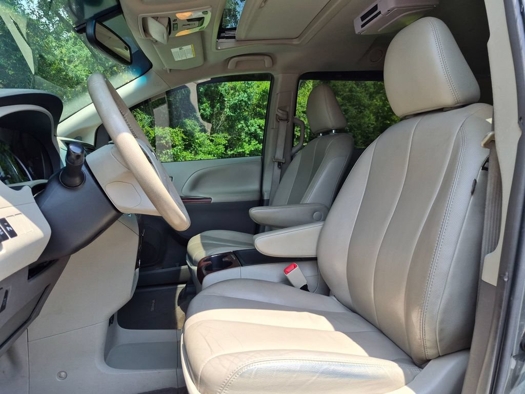 Used 2014 Toyota Sienna XLE FWD image 15