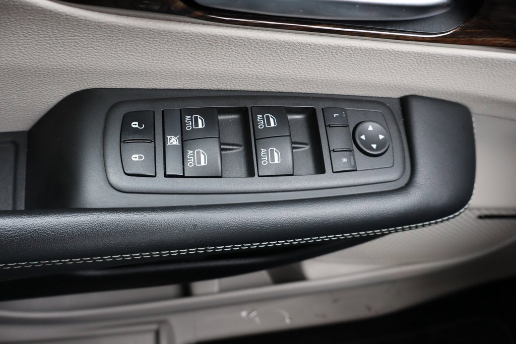 Used 2022 Chrysler Pacifica Limited image 40