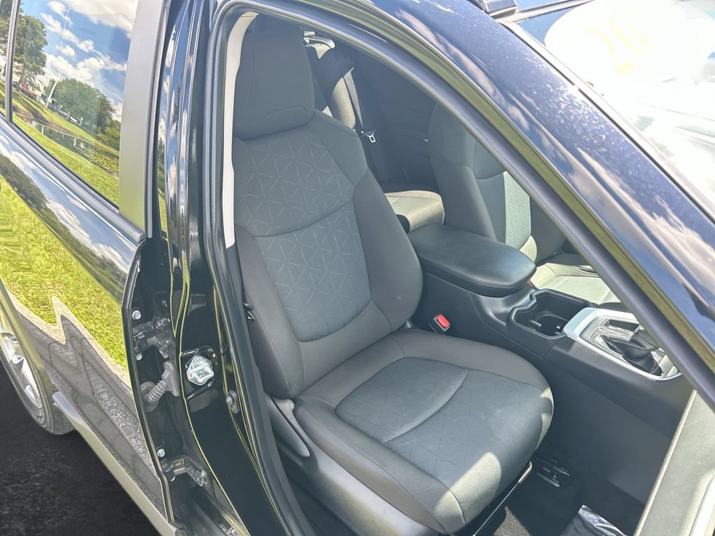 Used 2025 Toyota RAV4 XLE FWD image 32
