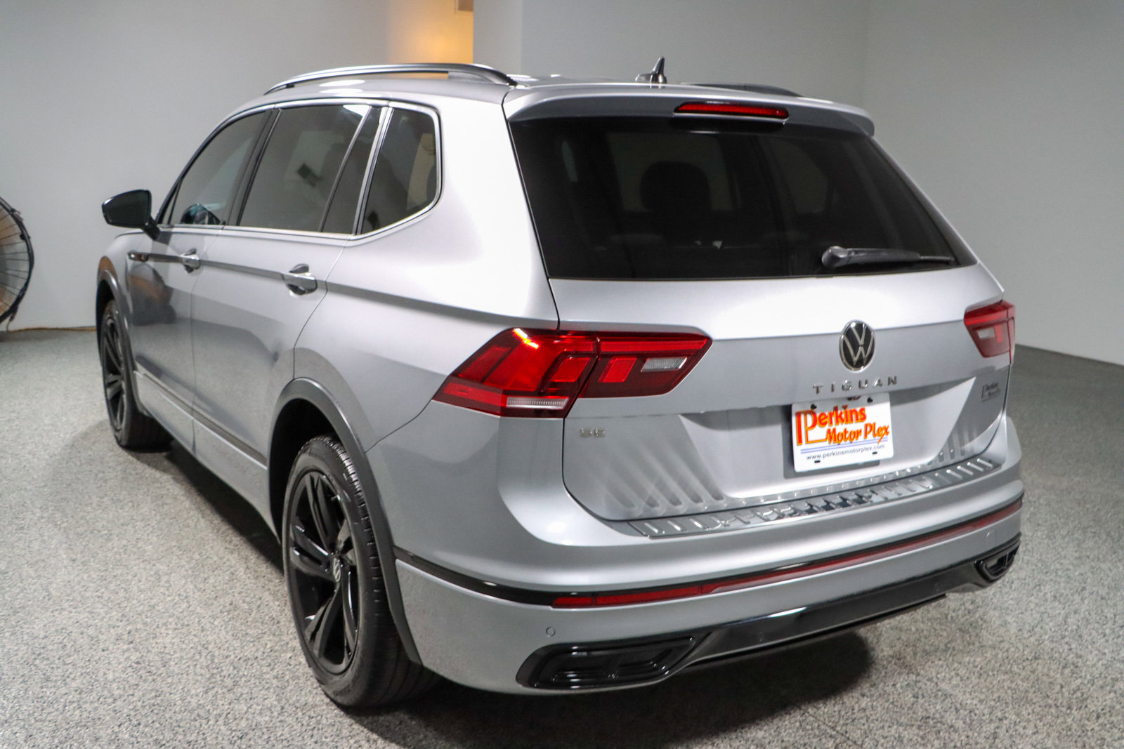 Used 2023 Volkswagen Tiguan SE R-Line FWD image 9