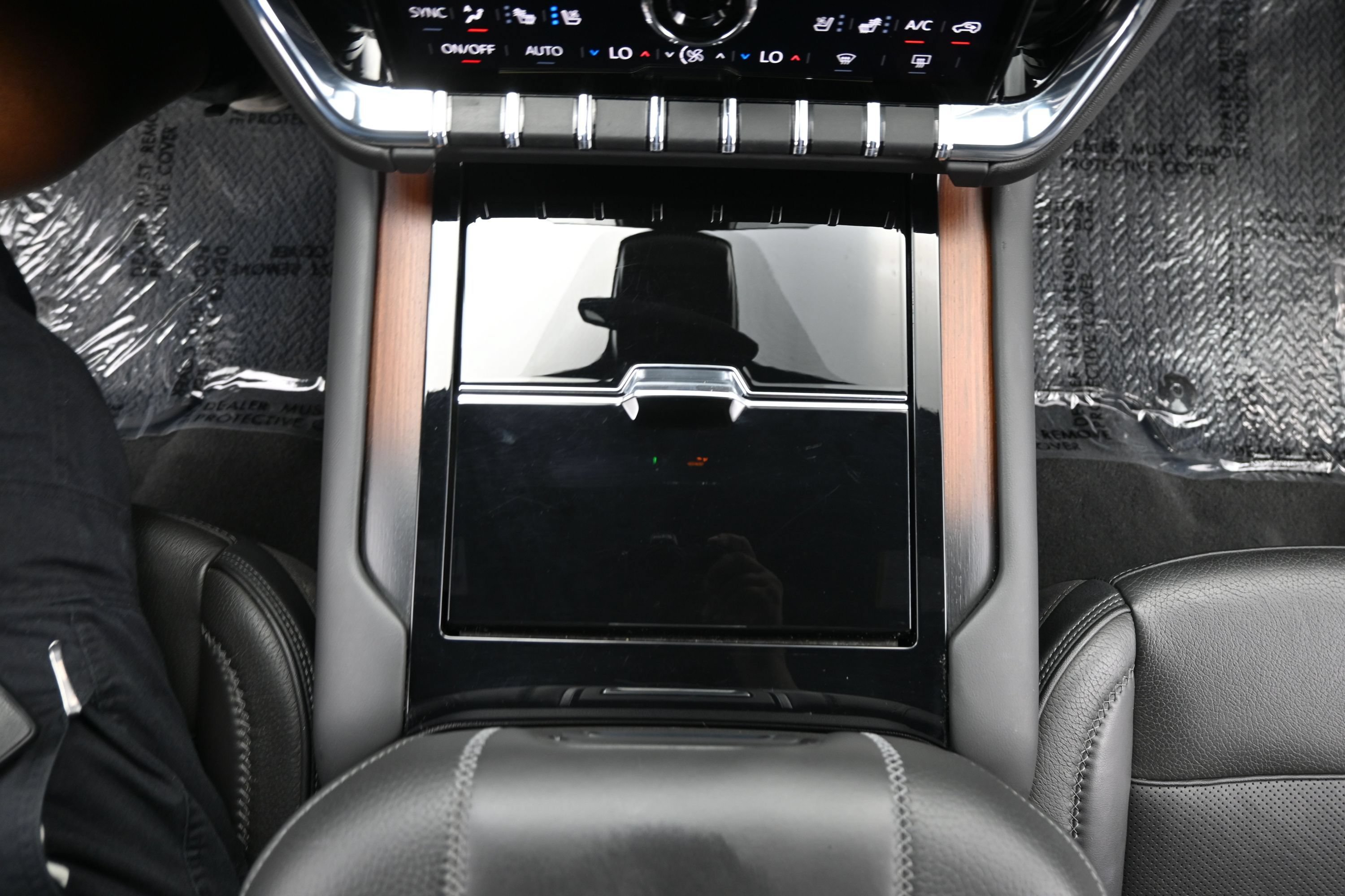 Used 2025 GMC Yukon Denali RWD image 25