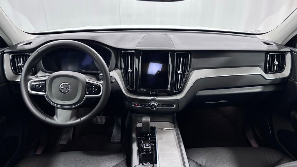 Certified 2025 Volvo XC60 B5 Plus image 2
