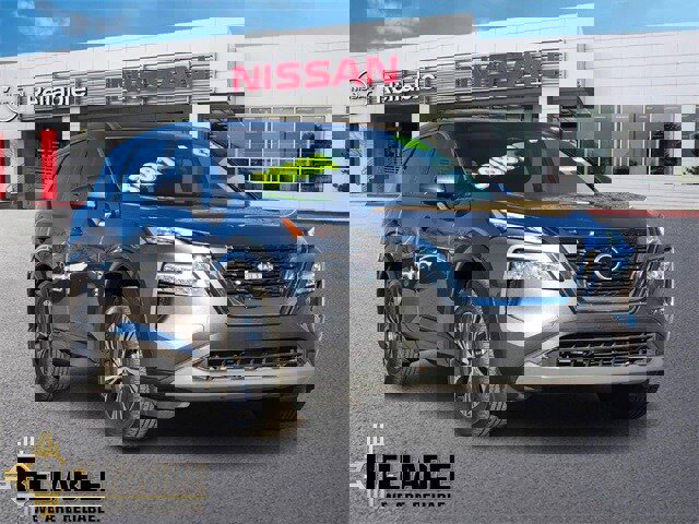 Used 2023 Nissan Rogue SV image 1