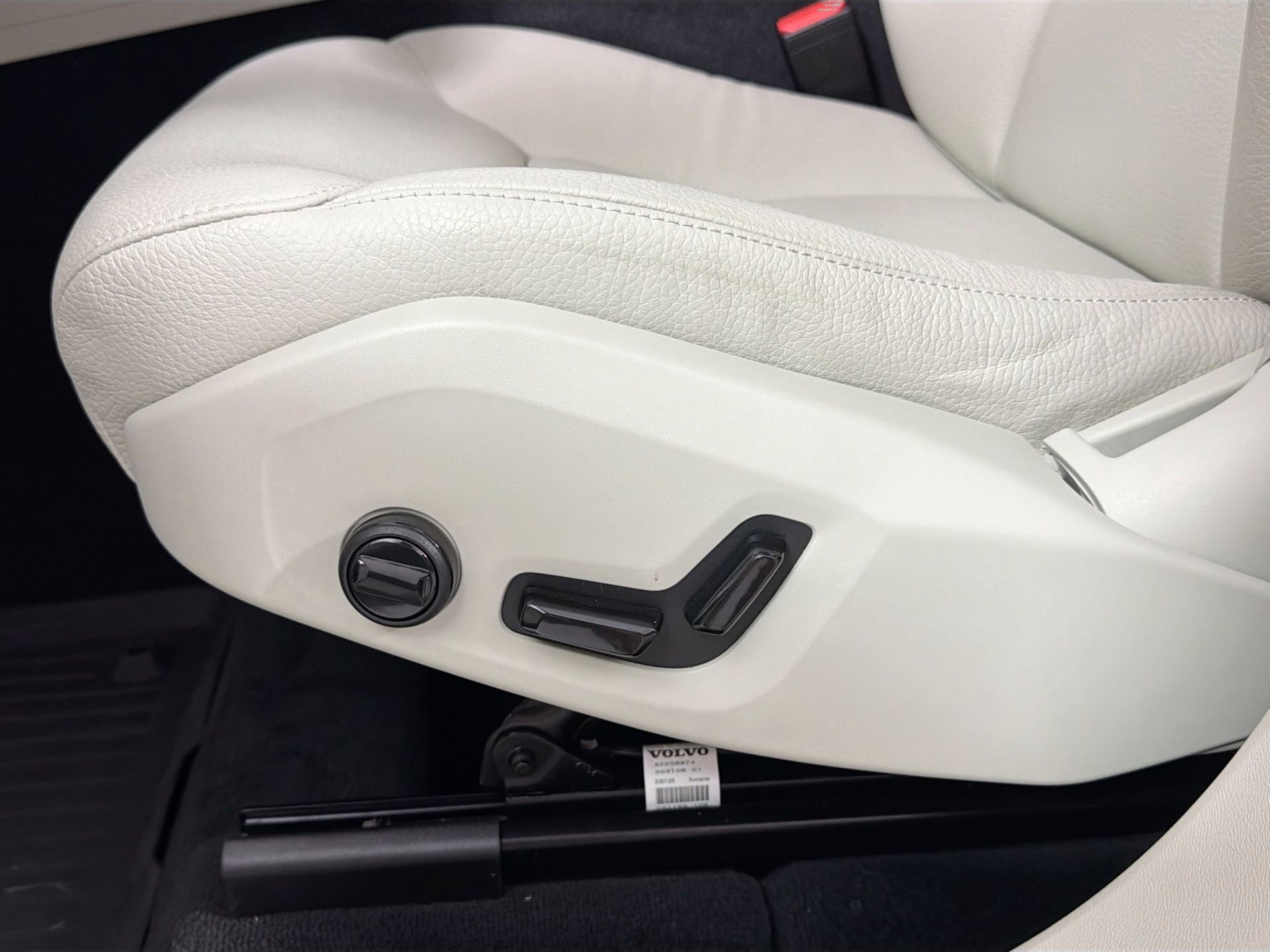 Certified 2023 Volvo XC60 B5 Plus w/ Climate Package FWD image 19