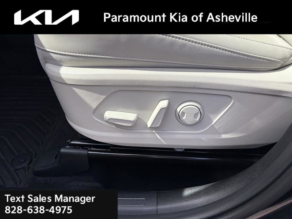 Certified 2025 Kia Sorento EX w/ Panoramic Sunroof Package image 19