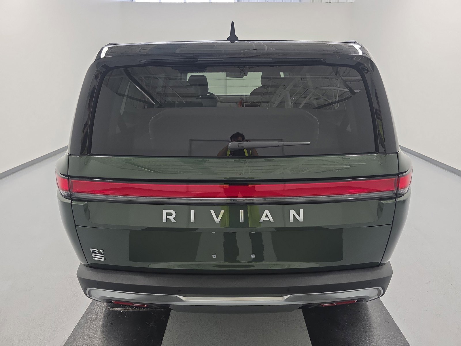 Used 2025 Rivian R1S Adventure AWD/4WD image 4