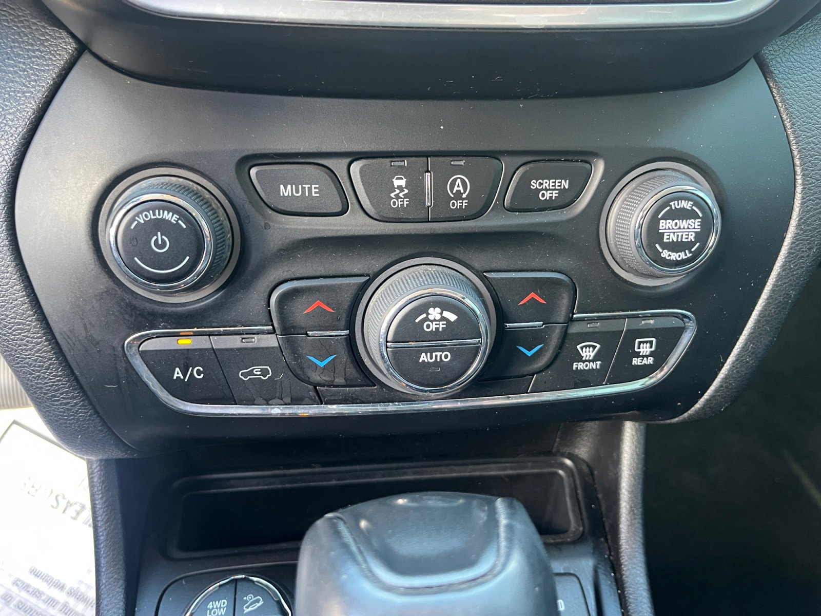 Used 2021 Jeep Cherokee Trailhawk image 30