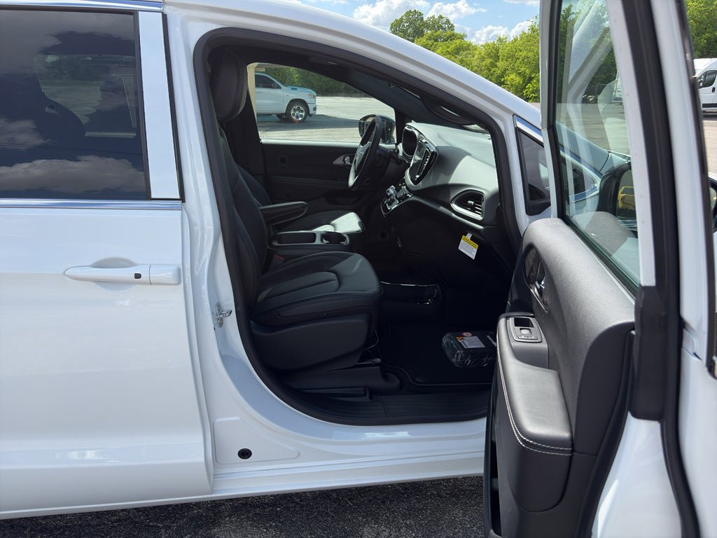 New 2026 Chrysler Voyager LX FWD image 15