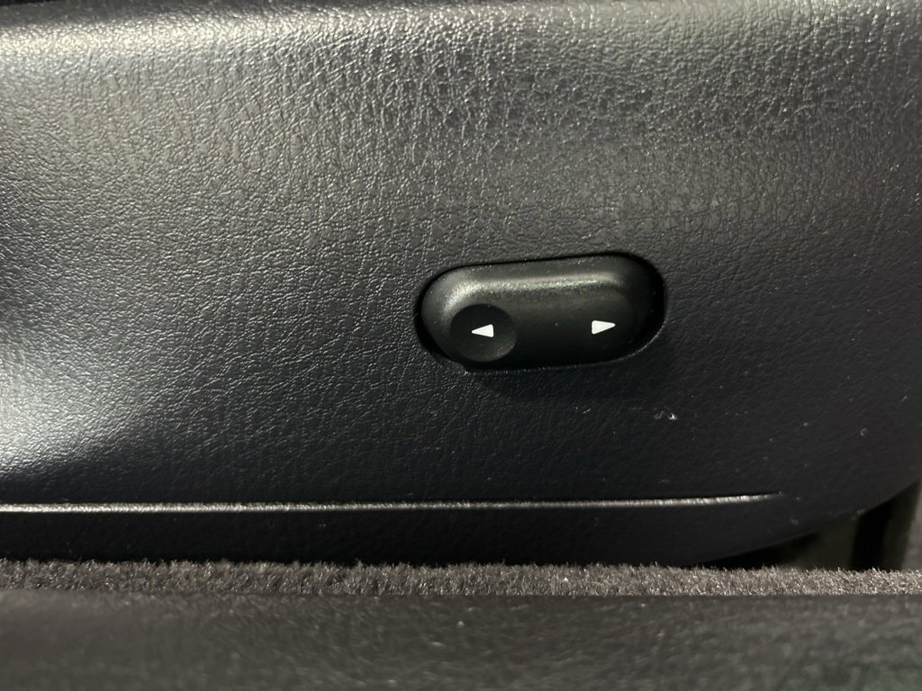 Used 2004 Ford Thunderbird image 27